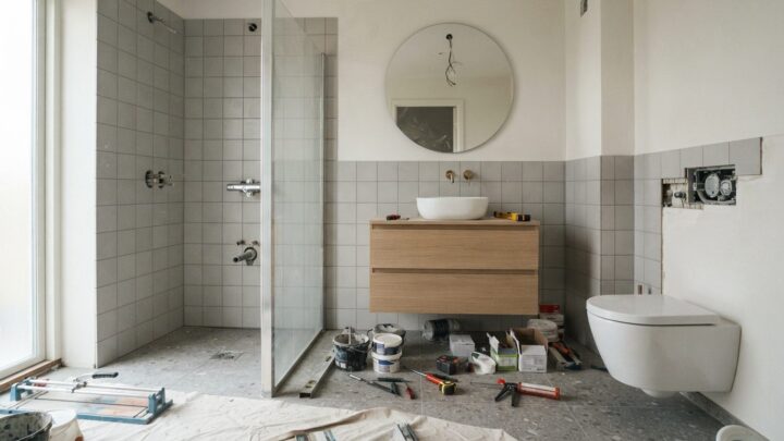 Nyrenoveret badeværelse der viser omkostninger ved at renovere badeværelse