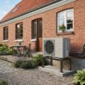 Varmepumpe monteret udenfor et dansk parcelhus som eksempel på investering i varmepumpe tilbagebetalingstid